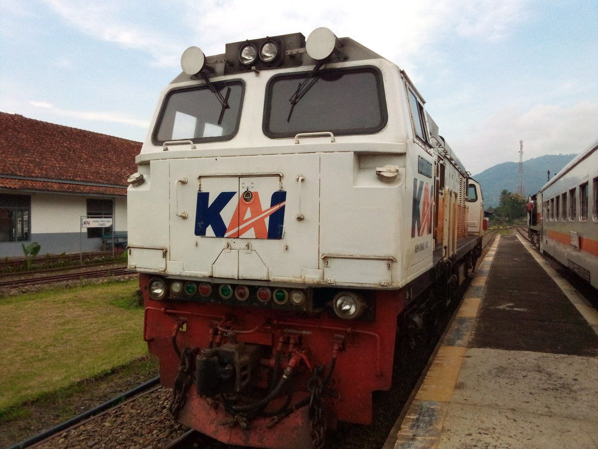 AditMuh77981218's tweet photo. Mau banget hunting lagi tapi sabar setahun lagi lulus #keretaapi #CC206 #stasiuncibatu https://t.co/7bJes01VCe