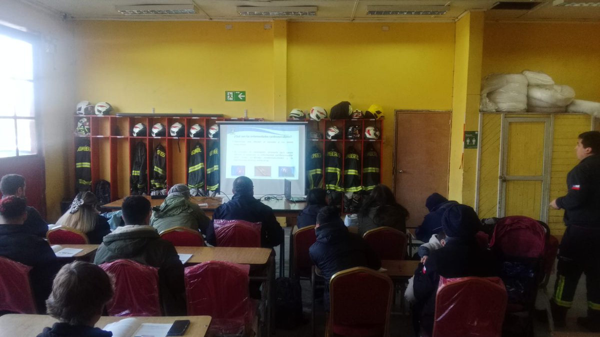 ANB_LosLagos's tweet photo. 16 Aspirantes a Bomberos de los CB. Entrelagos, Río negro, Las Cascadas y Puerto Octay realizan el Curso de Reanimación Cardiopulmonar. @ANB_Chile
@consejo10 https://t.co/HNFRXpoEmU