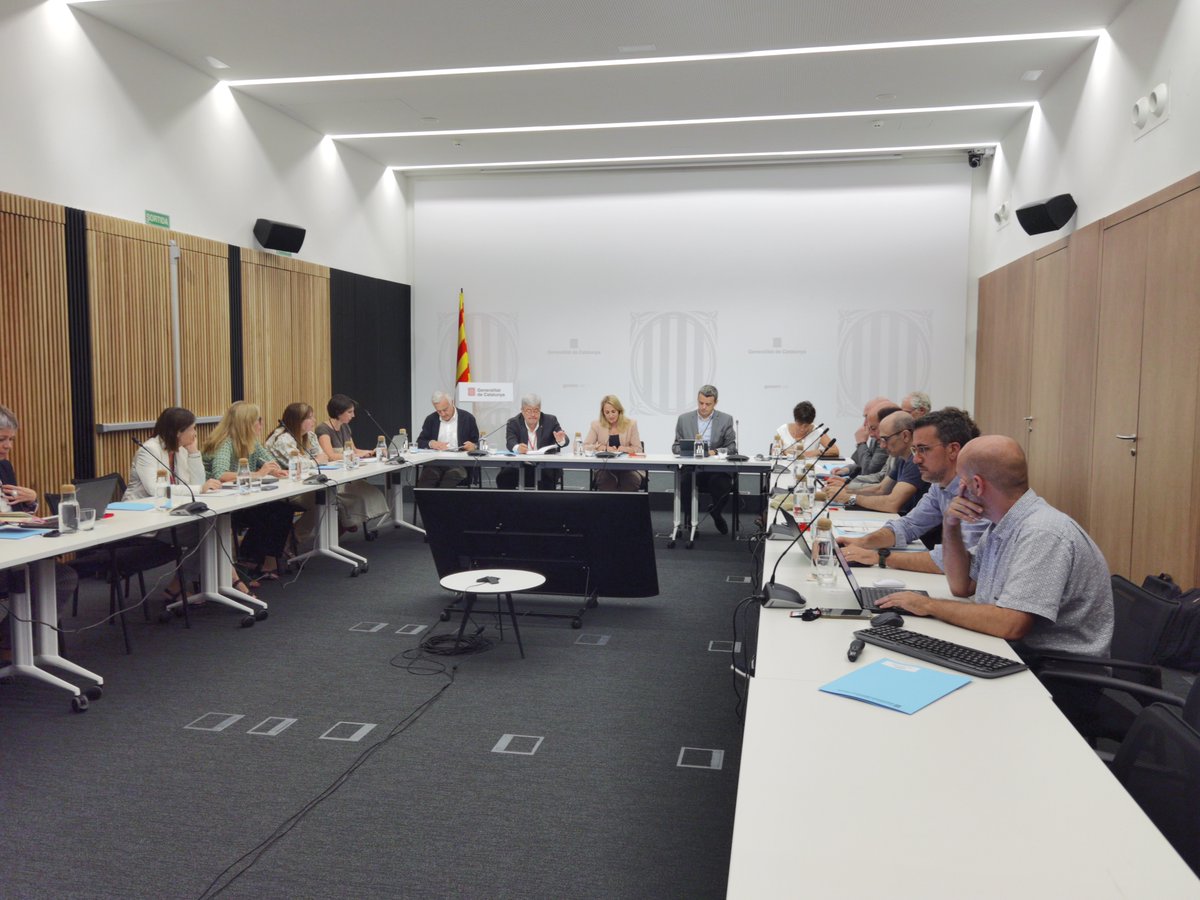 economiacat's tweet photo. 📸 La consellera @nataliamasguix ha presidit una nova sessió del Consell Assessor en Política Econòmica de Catalunya (#CAPEC).
El grup d'experts ha debatut sobre fiscalitat i sobre els indicadors de benestar i progrés social com a mesures alternatives i complementàries al PIB. https://t.co/Rjp8HqdXMO
