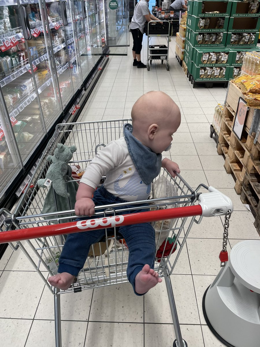 Livet på #barsel er ret vildt! I dag har jeg fået ros af to ældre damer for at klare indkøb uden min kone mens jeg havde min dreng på knap 10 måneder med 😅 velkommen til 2023 hvor den moderne mand klare ekstreme opgaver som indkøb 👴🏼☀️😂