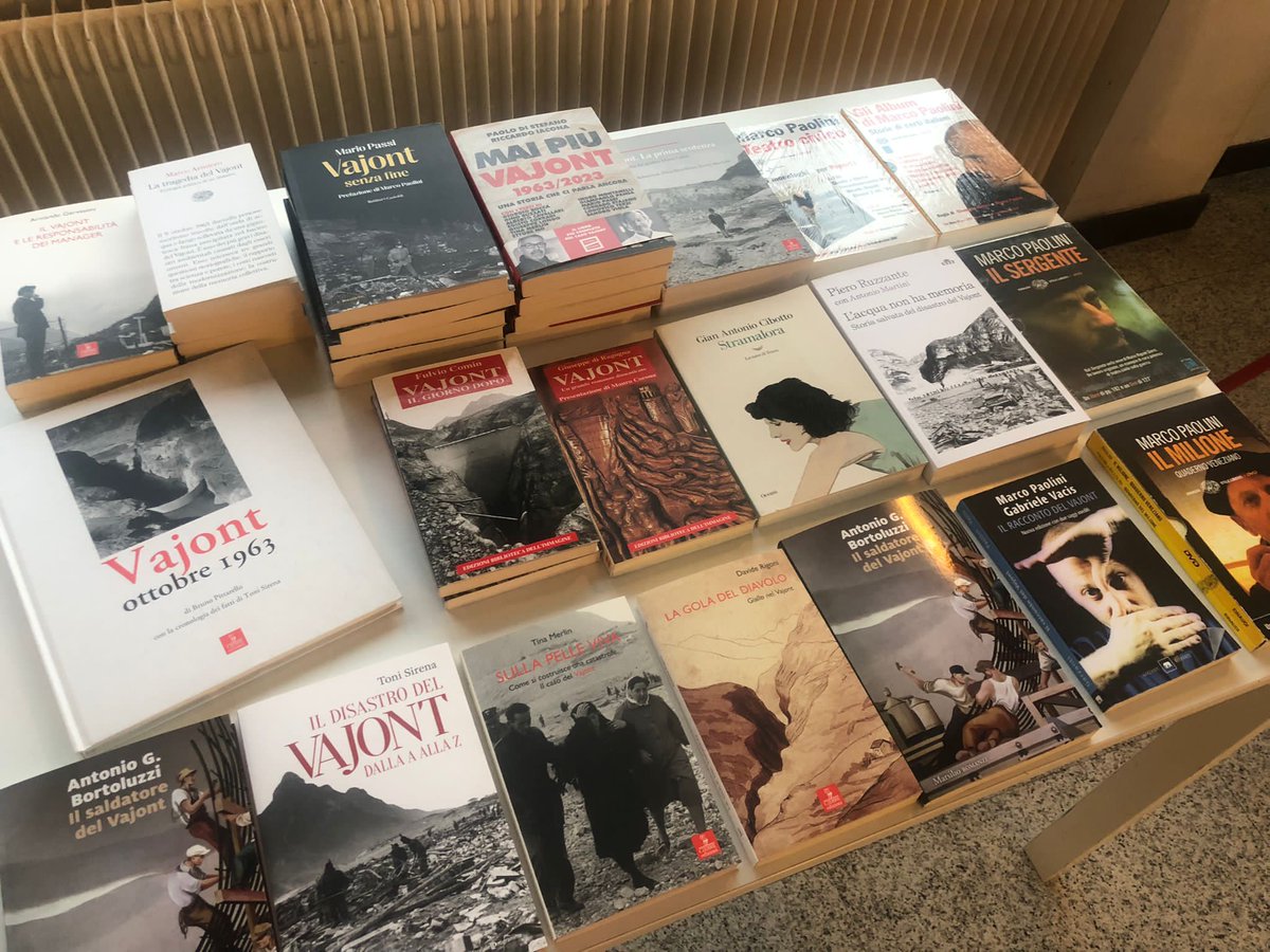 CSSUdine's tweet photo. Una montagna di #libri per #VajontS23!
Oggi 9/10 #Udine #Palamostre
#VajontS23
Azione corale di teatro civile
Progetto #MarcoPaolini @fabbricamondo @jolefilm #FondazioneVajont
a #Udine #TeatroContatto con #DavideEnia #RobertoAnglisani #FabianoFantini #RitaMaffei #NicolettaOscuro https://t.co/lo6qIYANFE