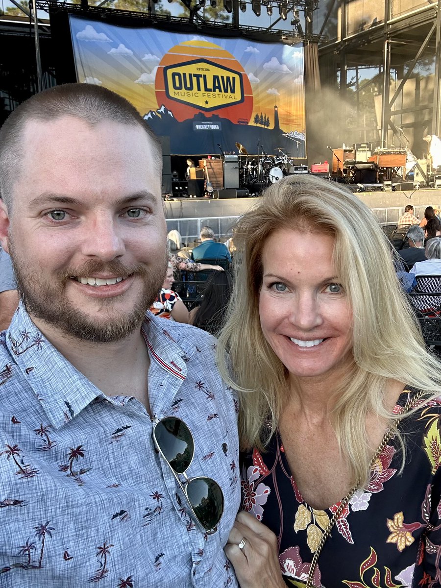 TrawickEllis's tweet photo. Got to see Willie Nelson in concert last night! #concert #outlawmusicfestival #willienelson #govtmule #theavettbrothers #thewharf #orangebeach https://t.co/NwwDTM8AzE