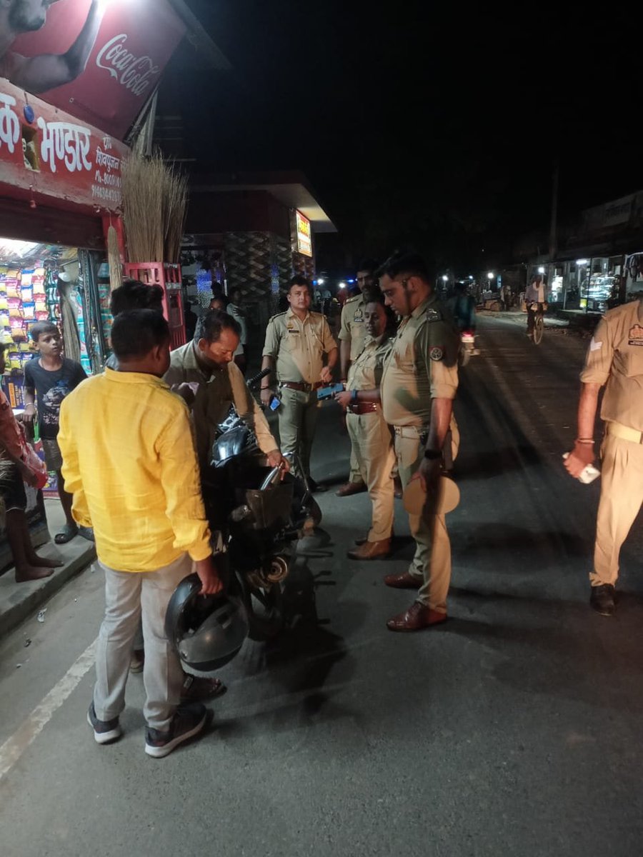 DcpGomti's tweet photo. @DcpGomti के निर्देशन में समस्त थाना/चौकी प्रभारी द्वारा पुलिस बल के साथ अपने-अपने थाना क्षेत्र में कानून/शान्ति/सुरक्षा व्यवस्था बनाये रखने हेतु #Foot_Patrolling व सघन चेकिंग किया जा रहा है  #UPPolice #PoliceCommissionerateVaranasi https://t.co/AF8q69XThu