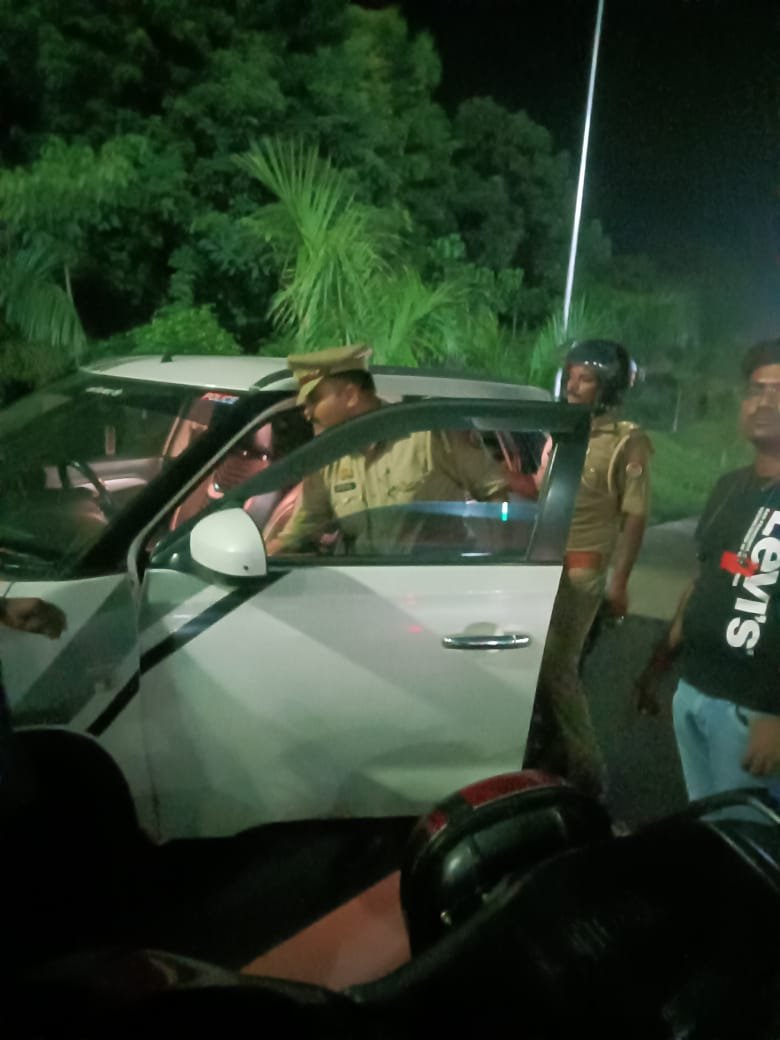 DcpGomti's tweet photo. @DcpGomti के निर्देशन में समस्त थाना/चौकी प्रभारी द्वारा पुलिस बल के साथ अपने-अपने थाना क्षेत्र में कानून/शान्ति/सुरक्षा व्यवस्था बनाये रखने हेतु #Foot_Patrolling व सघन चेकिंग किया जा रहा है  #UPPolice #PoliceCommissionerateVaranasi https://t.co/AF8q69XThu