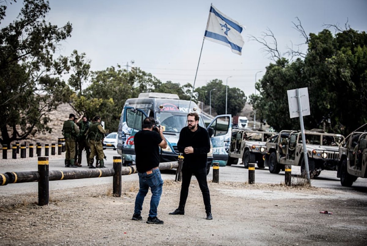 BILD's tweet photo. Für BILD berichten aus Israel u.a. @ronzheimer @bjoernstritzel @tilbiermann mit ihren Teams. Sie berichten über das Grauen, das palästinensische Terroristen seit Tagen anrichten. Danke für Eure Arbeit, passt auf Euch auf! https://t.co/3C0OSB9zMA