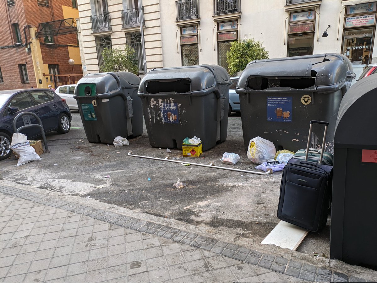 Sarys_G's tweet photo. @Lineamadrid @MadridDecadente así es como se encuentra la zona de contenedores de Joaquín María López 3, se dan avisos y sólo se retira la basura, no se hace una limpieza a fondo https://t.co/6mdkHVmjXI