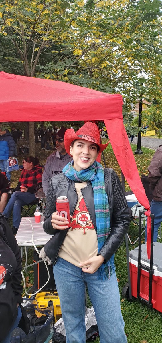 Xpeggr's tweet image. She's now a @cfl @GoElks @MTLAlouettes fan??? #multicolour #ThanksgivingMonday
@DuchessLombardi @TheTurfDistrict