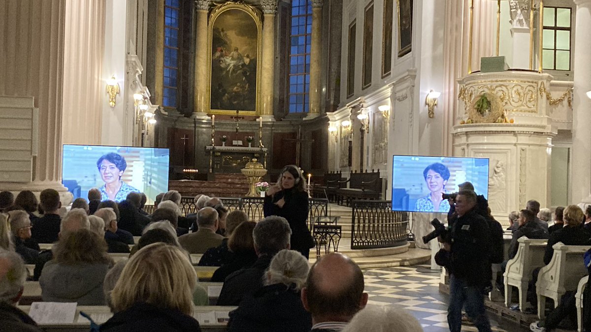 Modelamong's tweet photo. Die Ereignisse im Nahen Osten machen es leider unmöglich, dass @GolinehAtai ihre #RedeZurDemokratie beim #Lichtfest in #Leipzig in der Nikolaikirche live halten kann. Dankenswerterweise hat sie sie aufgezeichnet. #9Oktober89 #le0910 https://t.co/ETyrncr7kA