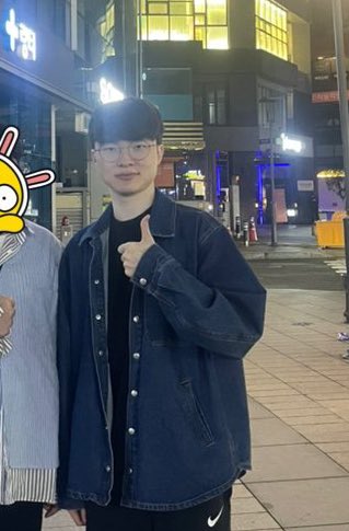 s2FAKER's tweet photo. 어제(231009)
페이커 제우스 구마유시 케리아
강남역 하이디라오 앞에서 목격담 떴대요,,
우리혁 진짜 훠궈사랑 쩐다

원글: https://t.co/HIlQEGz56v https://t.co/q4YHit4153