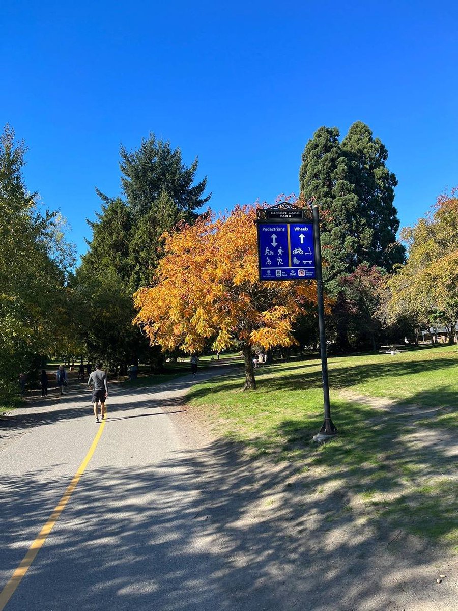 lovingly_heart's tweet photo. Autumn is distinctly dominant now. 
~Seattle, WA. https://t.co/fP3lc7YZmF