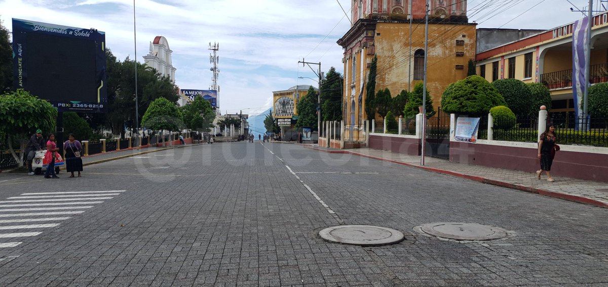 fdleon84's tweet image. Hace siete días inició todo esto.

Hoy lunes 09 de octubre así permanece la cabecera departamental de Sololá. 

Negocios cerrados, calles desoladas, manifestación por tiempo indefinido.