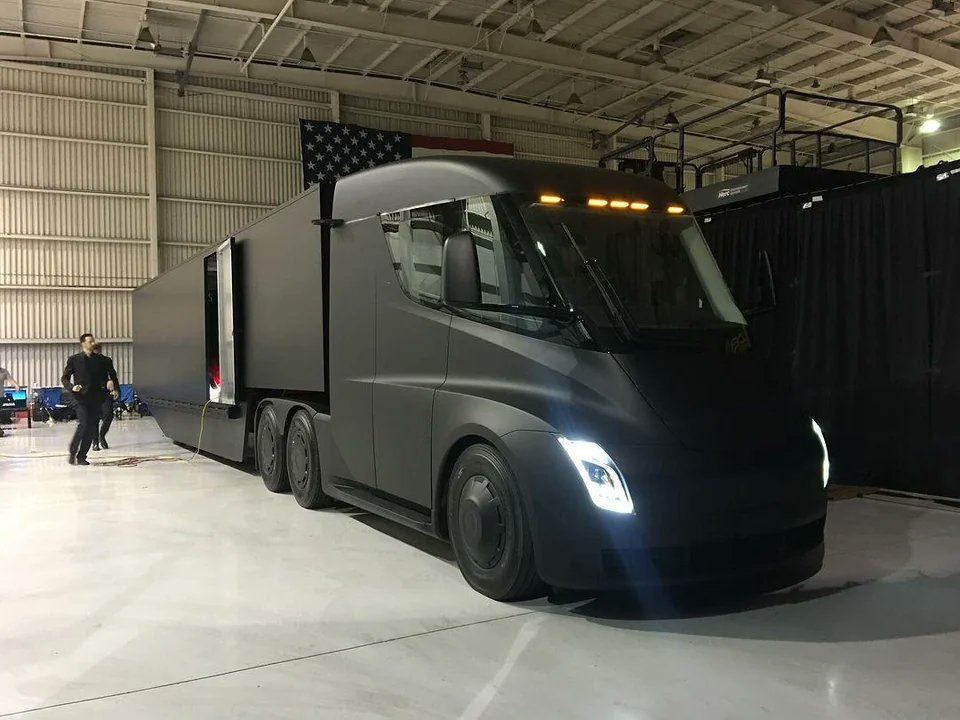 Tesla Semi Black Edition looks Stunning!!! 

I think they should use this for the upcoming part Fast and Furious, during the Heist scene. 😂

#Tesla #TeslaSemi