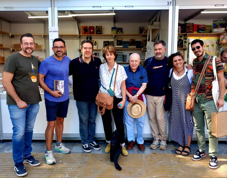 ChamanEdiciones's tweet photo. Chamanes On The Road:
Los poetas Antonio Aguilar, Noelia Illán y Samuel Jara; a la derecha; tres miembros de la cueva ‘chamánica’: Javier Lostalé, Esther Peñas y Juan de Dios García; tras éste, Emilio de la #FLMU23 y a su lado un señor de Albacete que pasaba por allí.
Caseta 37. https://t.co/aN9qLgVcNM