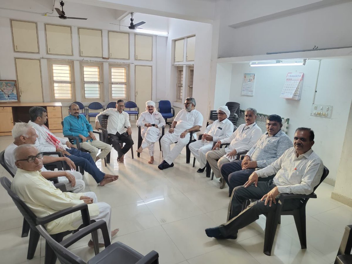 TBChhangaBJP's tweet photo. શ્રી બલરામ મંદિર પરિસર, ગાંધીનગર ખાતે પ્રદેશ ભારતીય કિસાન સંઘ કાર્યાલયની મુલાકાત લીધી. કચ્છ જિલ્લા ભાજપ અધ્યક્ષશ્રી @iDevjiVarchand , જિલ્લા પંચાયતના પ્રમુખશ્રી જનકસિંહ જાડેજા, ધારાસભ્યશ્રીઓ શ્રી @aniruddhdavebjp , શ્રી @pmjadejamla તેમજ ભારતીય કિસાન સંઘના આગેવોનો સાથે રહ્યા https://t.co/QLgzXbzJuP
