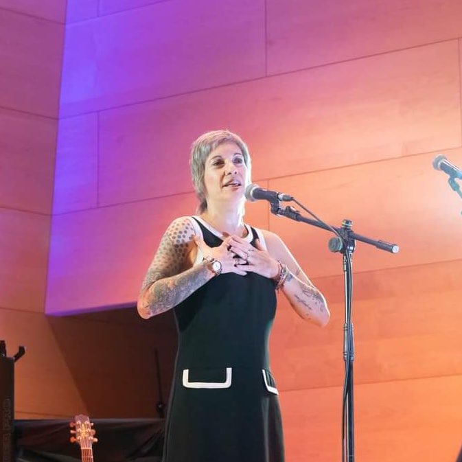 🏳️‍🌈🏳️‍⚧️📸 Sergio siempre estaba preparado para inmortalizar con su cámara estos años de Entenem. Suya es la foto de la camiseta con la que le hemos querido homenajear en un acto donde @clariorganvidez le dedicó unas palabras en nombre de la asociación. 

#SantaColomaLGTBIQ