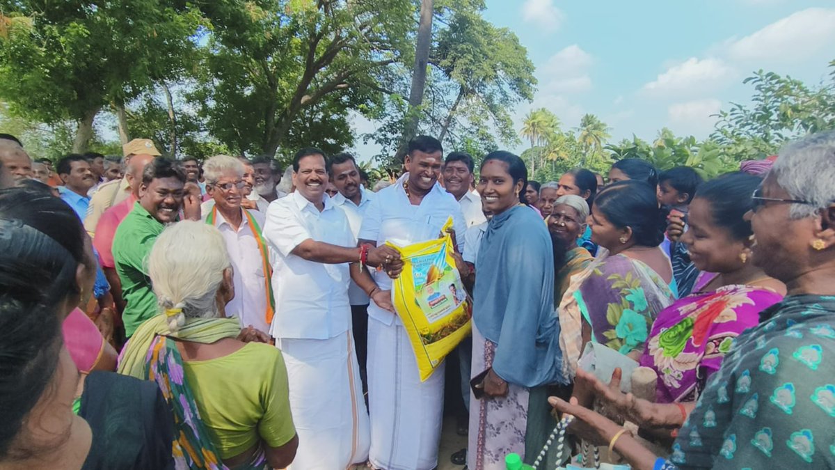 AKSaiJSaravanan's tweet photo. ஏம்பலம் தொகுதியில் MGNREGA கீழ் தூர்வாரும் பணிக்கான பூமி பூஜை நடைபெற்றது, அதில் கலந்து கொண்டு பணி செய்யும் பணியாளர்களுக்கு இடையே மத்திய அரசின் திட்டத்தை கேள்வியாக முன்வைத்து சரியான விடை அளித்த பணியாளரை பாராட்டி பரிசாக 25 கிலோ அரிசி வழங்கிய தருணம்.@BJP4Puducherry @MoRD_GoI @blsanthosh @BlrNirmal @amitmalviya