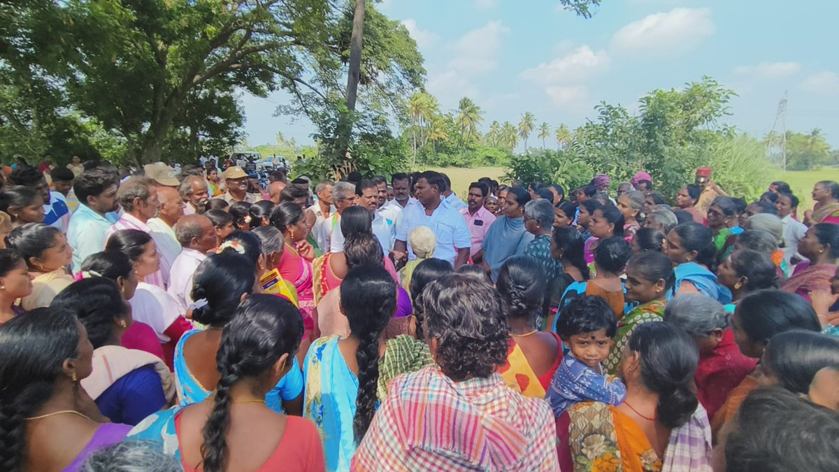AKSaiJSaravanan's tweet photo. ஏம்பலம் தொகுதியில் MGNREGA கீழ் தூர்வாரும் பணிக்கான பூமி பூஜை நடைபெற்றது, அதில் கலந்து கொண்டு பணி செய்யும் பணியாளர்களுக்கு இடையே மத்திய அரசின் திட்டத்தை கேள்வியாக முன்வைத்து சரியான விடை அளித்த பணியாளரை பாராட்டி பரிசாக 25 கிலோ அரிசி வழங்கிய தருணம்.@BJP4Puducherry @MoRD_GoI @blsanthosh @BlrNirmal @amitmalviya