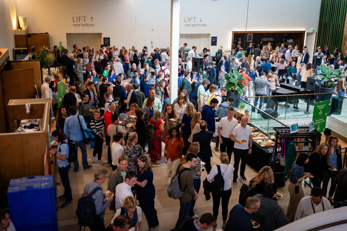 De #DagvandeStad zit erop! Wij kijken terug op een mooie dag vol inspiratie, ontmoetingen en ideeën om morgen mee aan de slag te gaan! Blijf ons volgen op dedagvandestad.nl. Binnenkort delen we de aftermovie en kun je lezingen terugkijken. Tot volgend jaar in Apeldoorn!