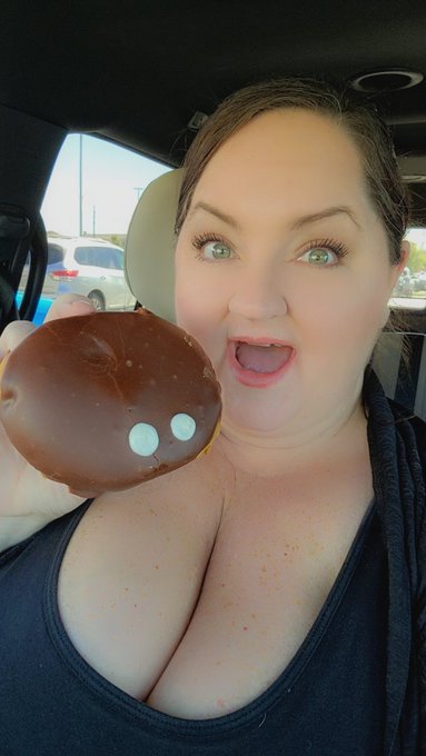 I looove VooDoo donuts. Look how big this thing is! And it's so good! 🤪 https://t.co/TwGFI2HaPB<a href="/tag/mvsales"class="tags"><span>#mvsales</span></a>