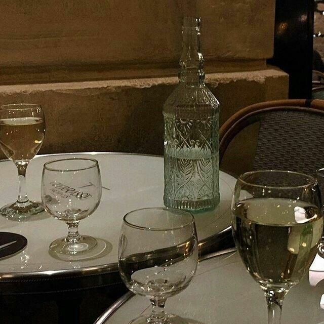 ᅠ
                 แสงสี ศิวิไลซ์
                 คล้ายดังมายาปกคลุม
                 บดบังความเน่าเฟะ
                 และสกปรกของมหานคร

ᅠ