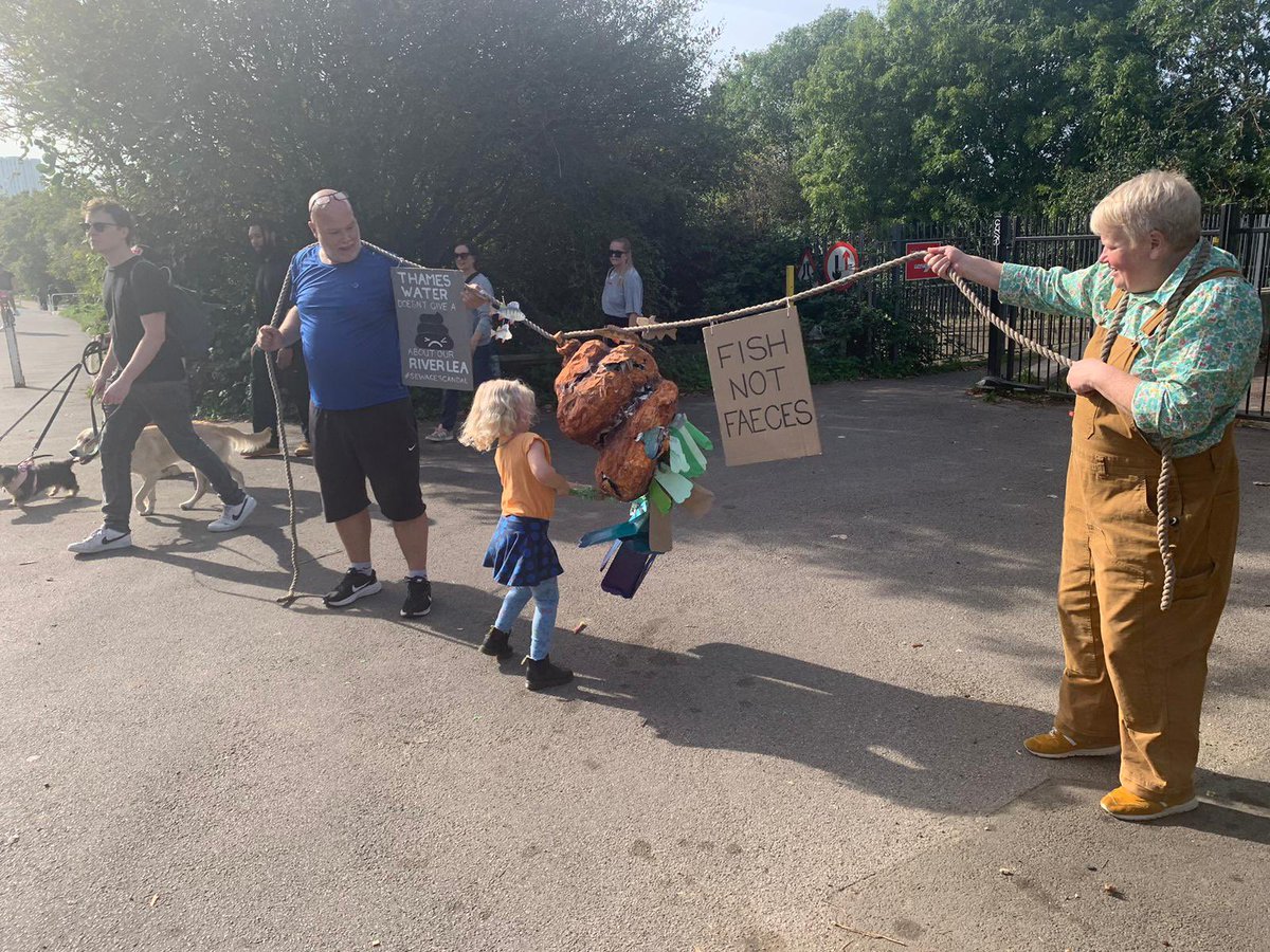 StonebridgeLock's tweet photo. Fish NOT faeces!

The tykes of #TottenhamMarshes (&amp; we people) have had enough of profiteering water companies. Why hasn't the government?  

#SewageScandal #StonebridgeLock #LeeNavigation #AppleDay https://t.co/HhVX8OO9QN