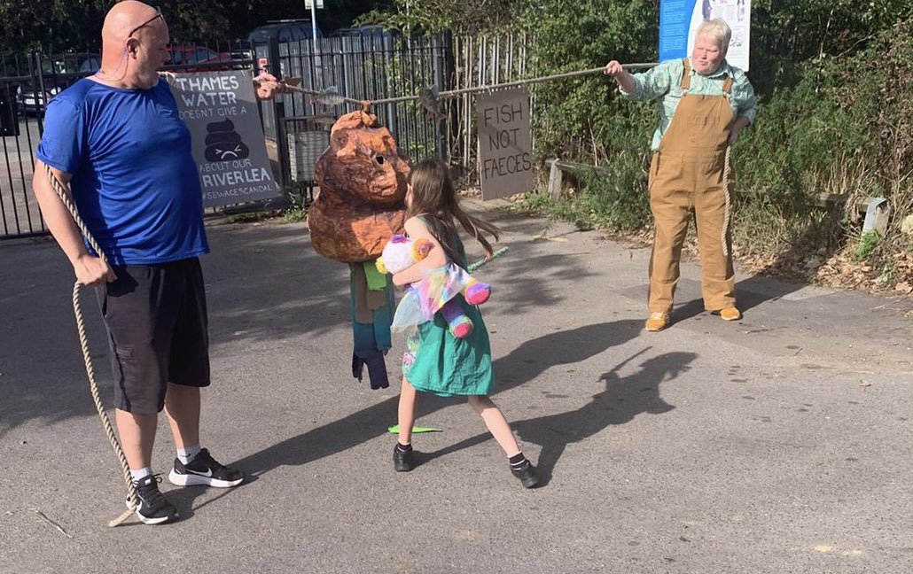StonebridgeLock's tweet photo. Fish NOT faeces!

The tykes of #TottenhamMarshes (&amp; we people) have had enough of profiteering water companies. Why hasn't the government?  

#SewageScandal #StonebridgeLock #LeeNavigation #AppleDay https://t.co/HhVX8OO9QN