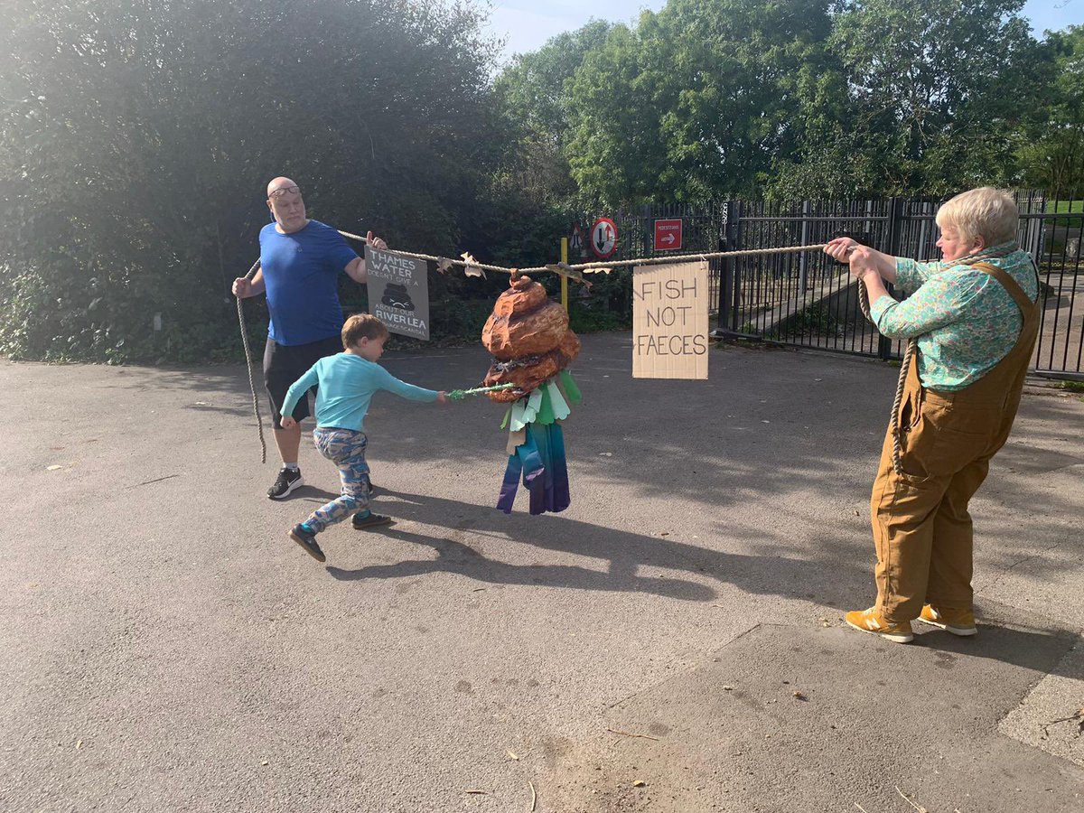 StonebridgeLock's tweet photo. Fish NOT faeces!

The tykes of #TottenhamMarshes (&amp; we people) have had enough of profiteering water companies. Why hasn't the government?  

#SewageScandal #StonebridgeLock #LeeNavigation #AppleDay https://t.co/HhVX8OO9QN
