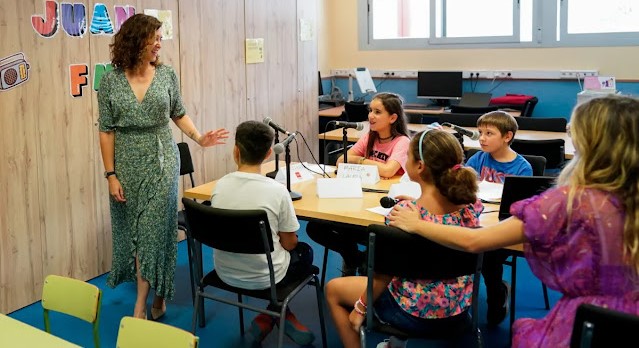 gzumeta's tweet photo. ✔️La @ComunidadMadrid lanza convocatoria para la creación de una red de #radios escolares
▶️Nacen las #Vocesdelaula
👉100 centros seleccionados recibirán ayudas de 1000€ para integrar la radio en las aulas
📢Se reconocerá a los docentes más entusiastas
🔴https://t.co/sGWG3vu0pC https://t.co/dMK49PdyBW