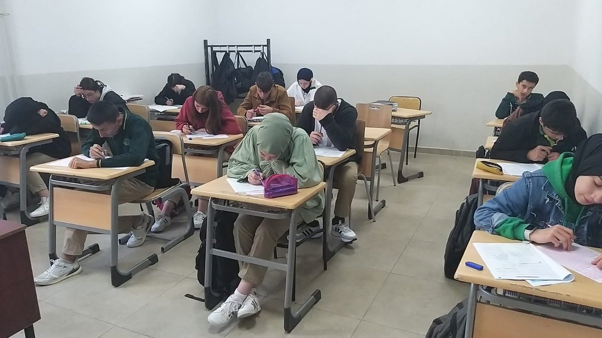 Üniversite sınavına yönelik 11. ve 12. sınıflarımıza deneme sınavı yapıldı.