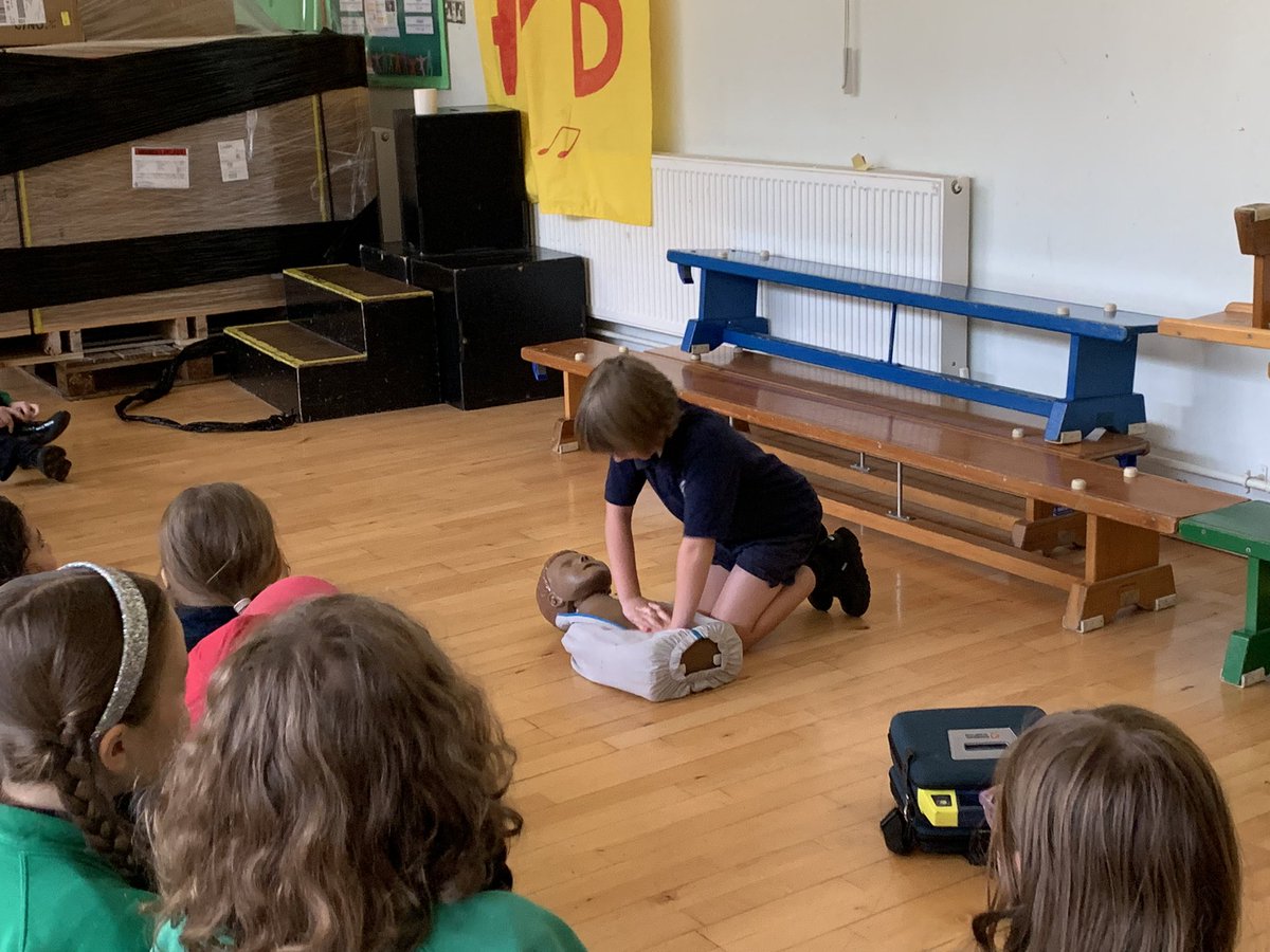yberllandeg's tweet photo. Cyfle i ddysgu sgiliau angenrheidiol heddiw diolch i Ambiwlans Cymru. 5 Elen wedi mwynhau a dysgu llawer. ⛑️ A chance to learn some life saving skills today thank you @WelshAmbulance 5 Elen learnt a lot! #Shoctober #drsabc https://t.co/FLa2LtAVe2