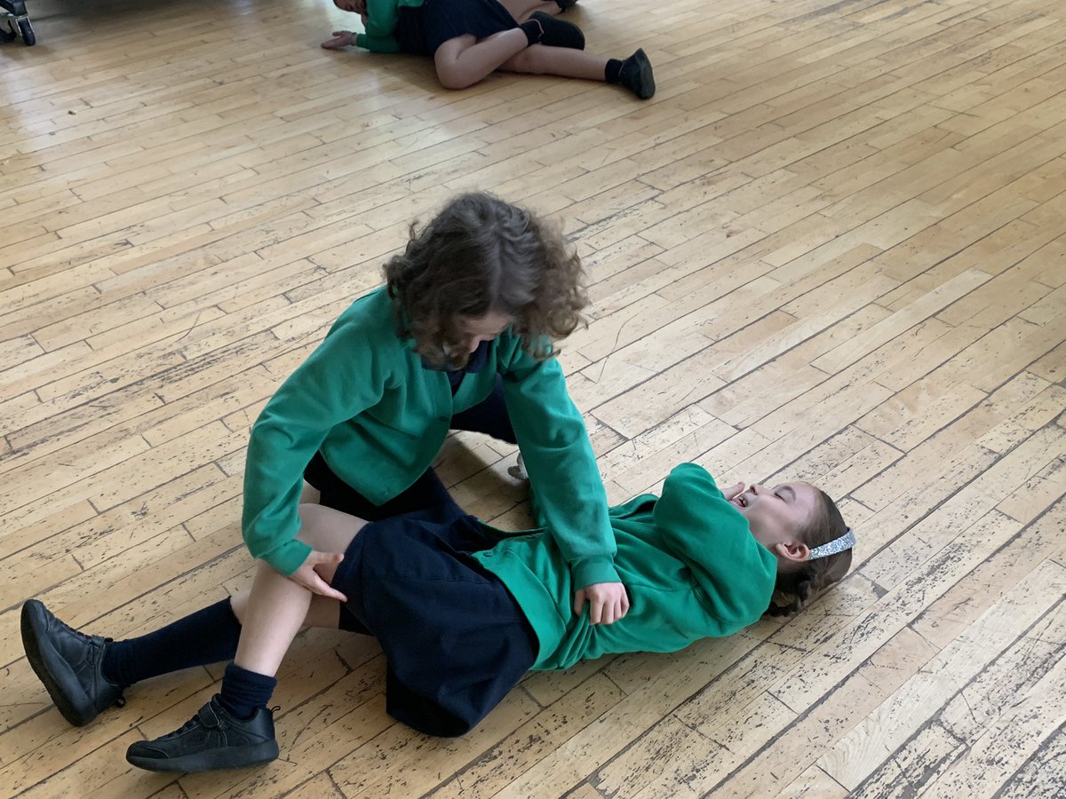 yberllandeg's tweet photo. Cyfle i ddysgu sgiliau angenrheidiol heddiw diolch i Ambiwlans Cymru. 5 Elen wedi mwynhau a dysgu llawer. ⛑️ A chance to learn some life saving skills today thank you @WelshAmbulance 5 Elen learnt a lot! #Shoctober #drsabc https://t.co/FLa2LtAVe2