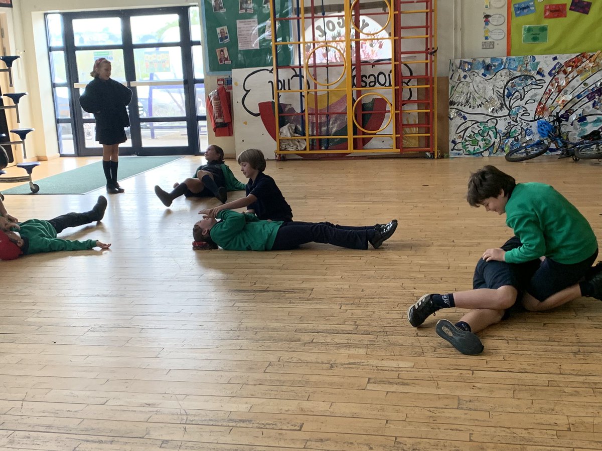 yberllandeg's tweet photo. Cyfle i ddysgu sgiliau angenrheidiol heddiw diolch i Ambiwlans Cymru. 5 Elen wedi mwynhau a dysgu llawer. ⛑️ A chance to learn some life saving skills today thank you @WelshAmbulance 5 Elen learnt a lot! #Shoctober #drsabc https://t.co/FLa2LtAVe2