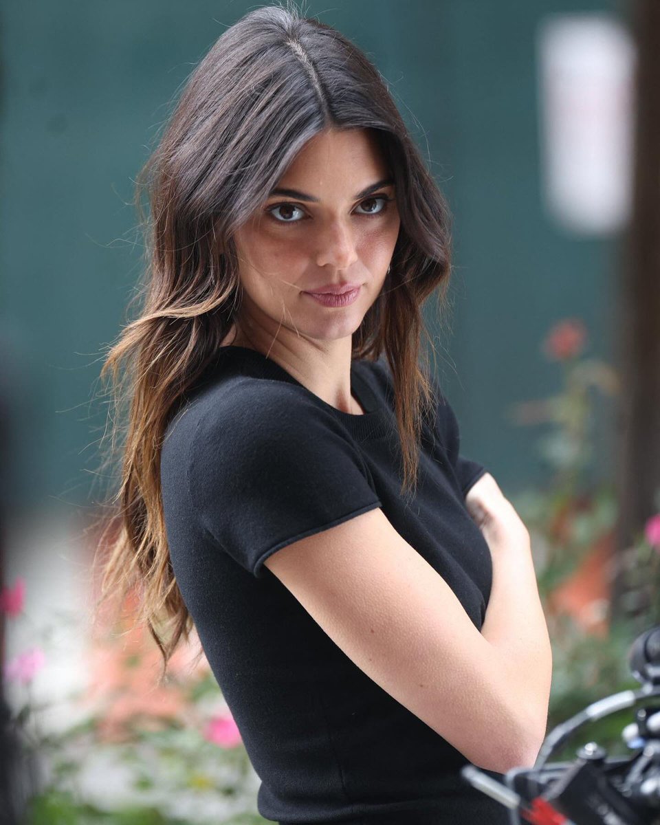 HDCelebsDaily's tweet photo. Kendall Jenner 😍 https://t.co/HWEwrM4ESp
