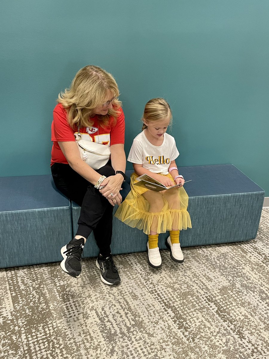 Reading to Mrs. Burr 😍📚 she said “next time I’ll ring her big gong &amp; she will tell I’m so smart!” <a href="/Satothaburr/">Satotha Burr</a>