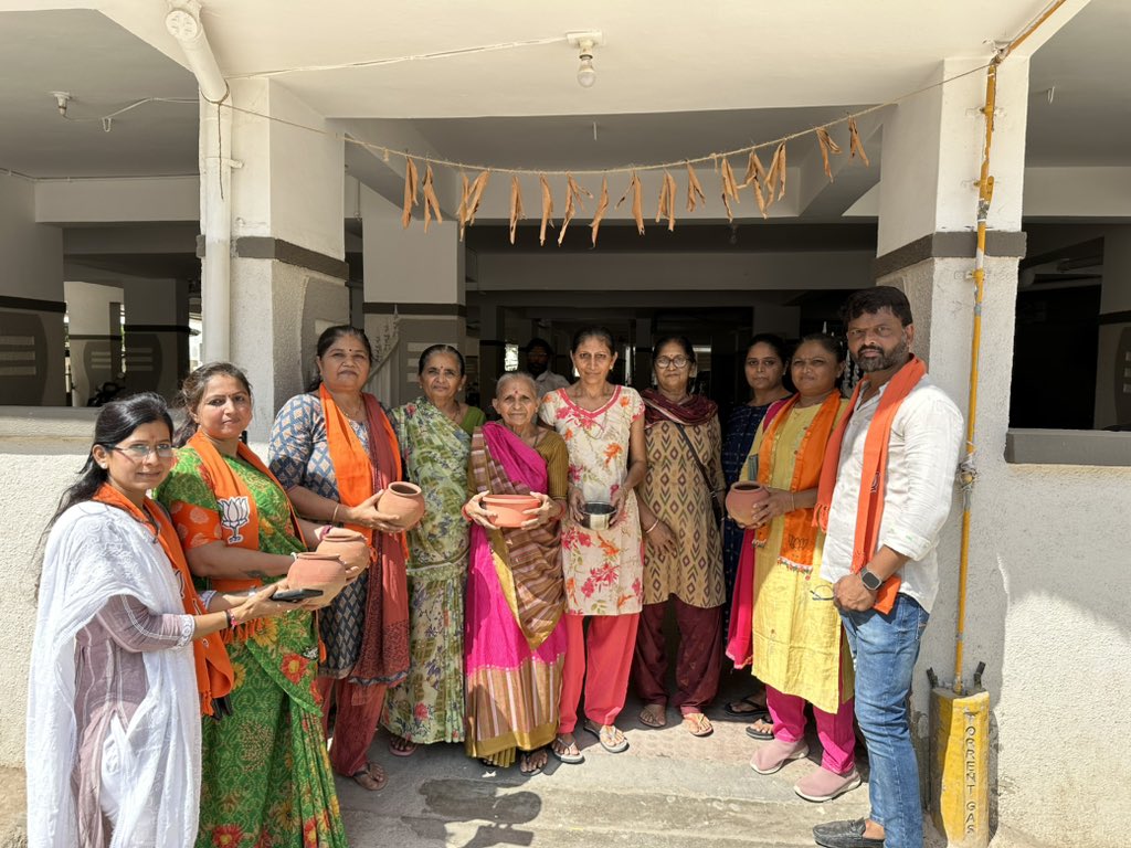 LTrambadia's tweet photo. "મેરી માટી મેરા દેશ" કાર્યક્રમ અન્વયે જૂનાગઢ ના લોકલાડીલા ધારાસભ્ય  શ્રીસંજયભાઈ કોરડીયા, સાથે મહાનગર વોર્ડ નં-5 ભાજપ પરિવાર દ્વારા "અમૃત કળશ યાત્રા" દ્વારા નાગરિકો પાસેથી એક ચપટી માટીનો સ્વીકાર કરી વીર સપૂતોની શહાદતને વંદન કર્યા.@Sanjay_Koradia @PunitSharma72 @bharatshigala https://t.co/n2aZFObdPY