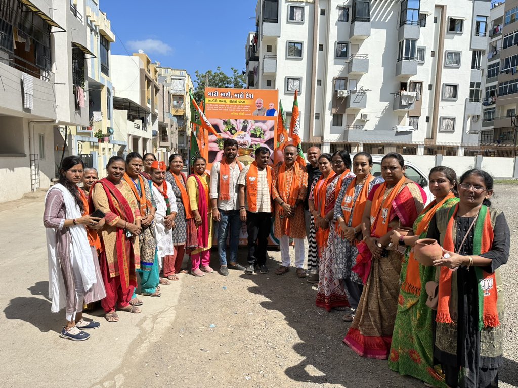 LTrambadia's tweet photo. "મેરી માટી મેરા દેશ" કાર્યક્રમ અન્વયે જૂનાગઢ ના લોકલાડીલા ધારાસભ્ય  શ્રીસંજયભાઈ કોરડીયા, સાથે મહાનગર વોર્ડ નં-5 ભાજપ પરિવાર દ્વારા "અમૃત કળશ યાત્રા" દ્વારા નાગરિકો પાસેથી એક ચપટી માટીનો સ્વીકાર કરી વીર સપૂતોની શહાદતને વંદન કર્યા.@Sanjay_Koradia @PunitSharma72 @bharatshigala https://t.co/n2aZFObdPY