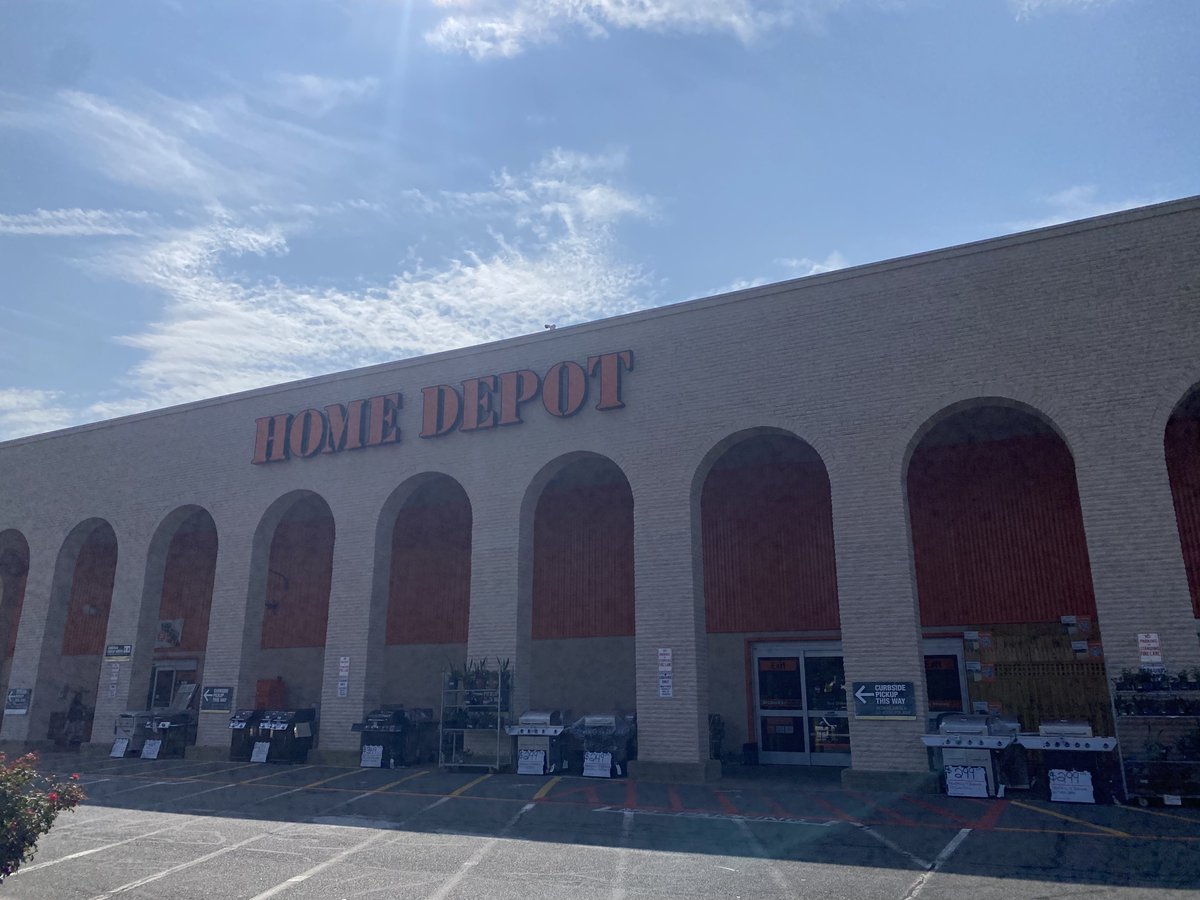 NovaOffbeat's tweet photo. The odd-looking @HomeDepot in Fairfax began as a Memco Department Store. You can still see the distinctive archways of the former department store in the current design. According to the @washingtonpost, the business shuttered in 1982. #retail #northernva #northernvirginia https://t.co/hxpGxUh5kC