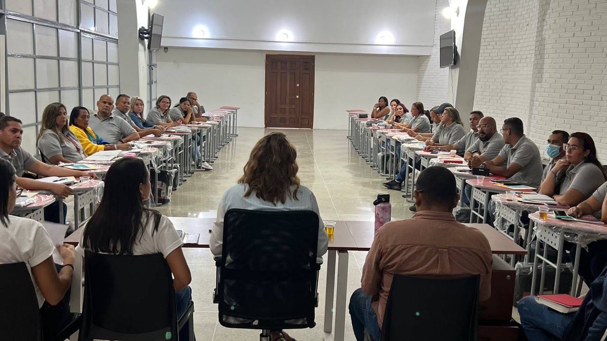 Gracias al Presidente Nicolás Maduro <a href="/NicolasMaduro/">Nicolás Maduro</a>  y a nuestra Ministra del Poder Popular la Educación Yelitze Santaella <a href="/_LaAvanzadora/">Yelitze Santaella</a>, los 24 coordinadores de los estados de todo el país se encuentran hoy en la casa de OBE