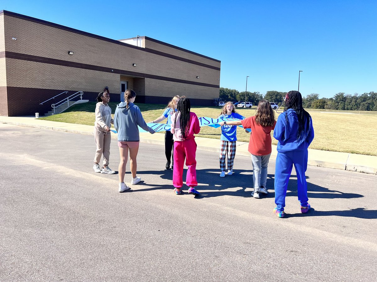 LMS_GirlsBball's tweet photo. HOCO Parade Prep! Can you guess what our theme is? 😂
#bestfloat #spacejam #TEAMDCS #LMSPATS #looneytunes #teamwork #MJversion https://t.co/45b4bsLcJE
