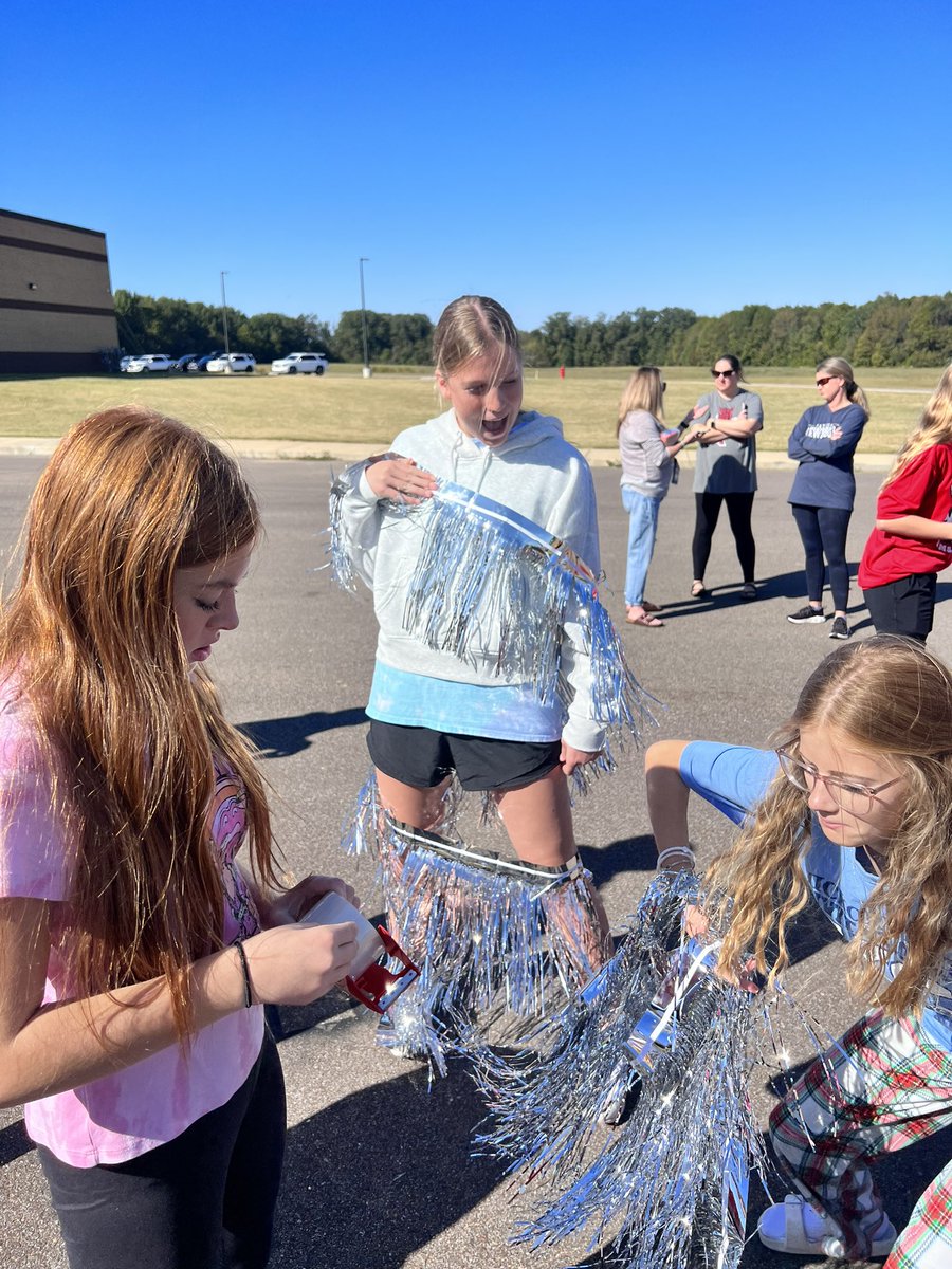 LMS_GirlsBball's tweet photo. HOCO Parade Prep! Can you guess what our theme is? 😂
#bestfloat #spacejam #TEAMDCS #LMSPATS #looneytunes #teamwork #MJversion https://t.co/45b4bsLcJE