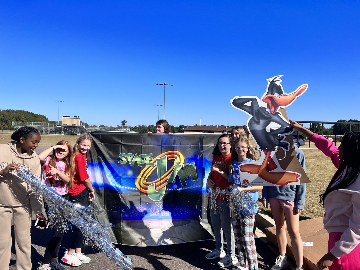 LMS_GirlsBball's tweet photo. HOCO Parade Prep! Can you guess what our theme is? 😂
#bestfloat #spacejam #TEAMDCS #LMSPATS #looneytunes #teamwork #MJversion https://t.co/45b4bsLcJE