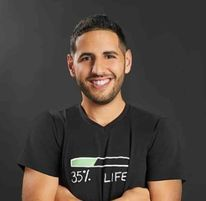 partigggiano's tweet photo. Ho chiesto ad una mia amica che vive in Israele di segnalarmi e tradurmi dei frammenti significativi di come le persone stanno vivendo questo drammatico momento. Il primo è di  Nuseir Yassin, uno dei più influenti vlogger palestinesi-israeliani - o israeliano/palestinese?  "Per molto tempo, ho lottato con la mia identità.  Un bambino palestinese nato in Israele. Come... che cazzo.  Molti dei miei amici si rifiutano ancora oggi di dire la parola "Israele" e si definiscono solo "palestinesi".  Ma da quando avevo 12 anni, non aveva senso per me.  Così ho deciso di mischiare i due e diventare un "palestinese-israeliano"  Pensavo che questo termine riflettesse chi ero. Prima i palestinesi. Israeliano secondo.  Ma dopo gli ultimi eventi, ho iniziato a pensare. E rifletti. E rifletti. E poi i miei pensieri sono diventati rabbia.  Ho capito che se Israele dovesse essere di nuovo "invaso" così, non saremmo al sicuro. Per un terrorista che invade Israele, tutti i cittadini sono bersagli.  900 israeliani sono morti finora. Più di 40 sono arabi. Ucciso da altri arabi. E anche 2 thailandesi sono morti.  E non voglio vivere sotto un governo palestinese.  Il che significa che ho una sola casa, anche se non sono ebreo:  Israele.  È lì che vive tutta la mia famiglia. Ecco dove sono cresciuto. Questo è il paese che voglio vedere continuare ad esistere per poter esistere.  Anche la Palestina dovrebbe esistere come Stato indipendente. E spero di vedere il paese prosperare e diventare meno estremo e più prospero. Amo la Palestina e ho investito in Palestina.  Ma non è casa mia.  Quindi, da oggi in poi, Mi vedo come un "israelo-palestinese".  Prima Israeliano. Palestinese secondo.  A volte ci vuole uno shock come questo per vedere così chiaramente".