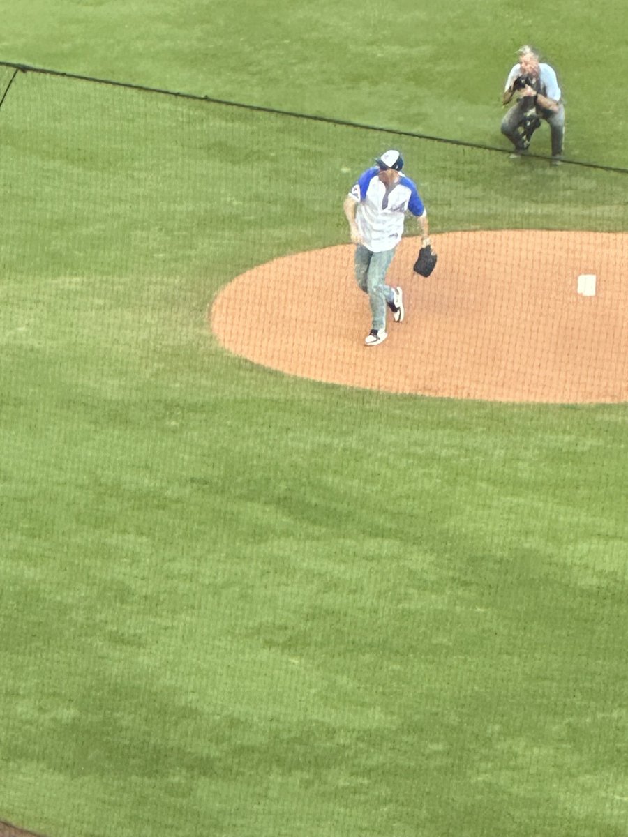 slicker213's tweet image. I get to see @JasonIsbell tonight at the NLCS and Friday night at the Ryman. It’s my lucky week!! Go @Braves !!