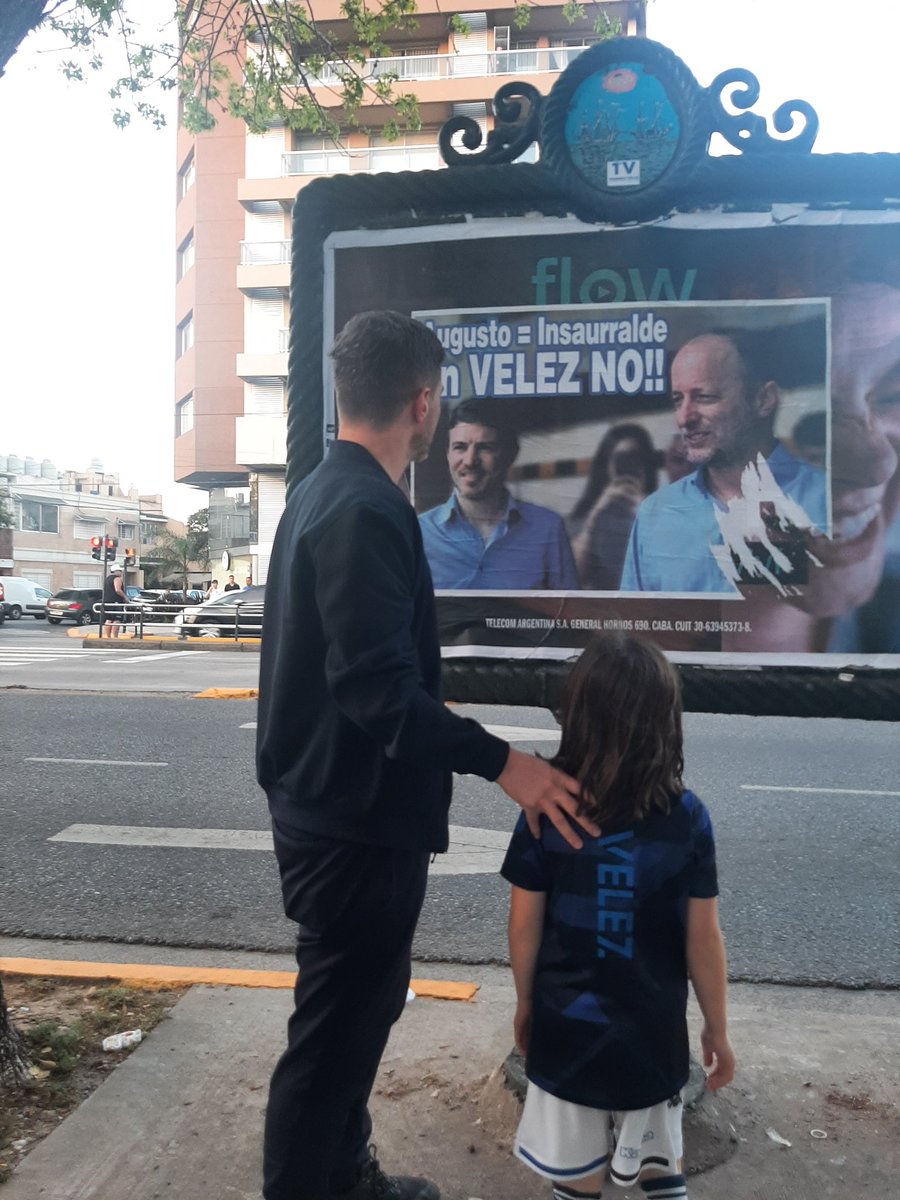 Antes de uno de los partidos más decisivos de los últimos tiempos, explicándole a mi hija lo que es una campaña sucia y cómo lo importante es el laburo, el compromiso y la coherencia. Y que, ante todo, siempre está Primero Vélez. #PrimeroVélez #Fabian2023 #Vélez