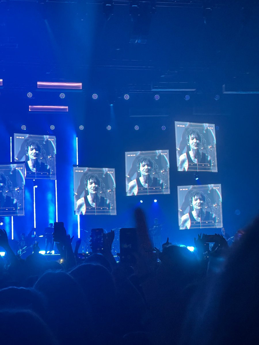ElisaNapoli7's tweet photo. Bologna 09/10/2023 😭
primo concerto di lou🥹
non lo dimenticherò mai💙 https://t.co/ID6GRzF0UM