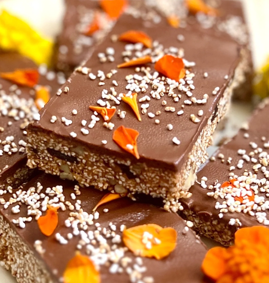Happy Indigenous Peoples’ Day! We’re celebrating by making these Peanutty Chocolate Tzoalli Bars by Chef Denise of @alchemyorganica. Get the full recipe by heading to the link: bit.ly/3tramAs 🍫🍫🍫