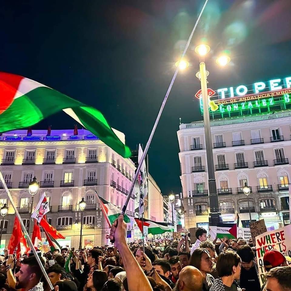 تجمع كبير في مدينه مدريد حاليًا، يدعمون القضيه الفلسطينيه ❤️