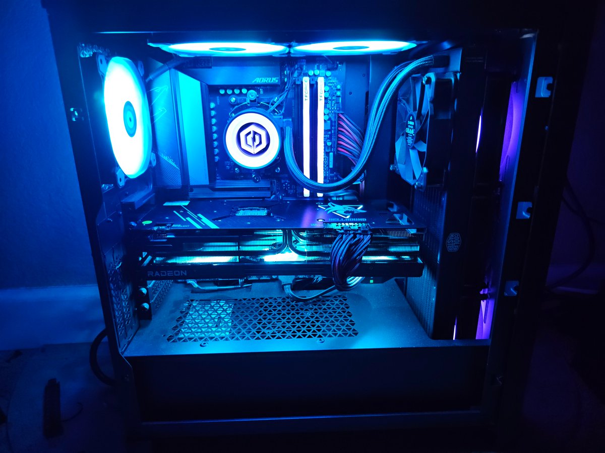 CYBERPOWERPC's tweet photo. Hardware that's hard not to stare at🤩
PC📸u/diylife
#CyberPowerSetups #RigCheck https://t.co/YzASoo79Fp