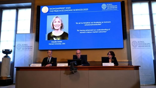 Harvard economic historian Claudia Goldin won the 2023 Nobel economics prize for her work on the causes of deeply rooted wage and labour market inequality between men and women, spanning centuries. 
Read more here: reuters.com/world/claudia-…
#Economics #EconTwitter #Inequality