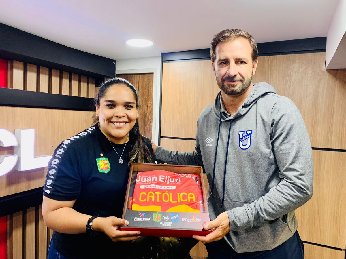 DCuencaOficial's tweet photo. Cuenca y su fútbol ❤️🖤
La presidenta @Nataly_vr entregó un presente a nuestros amigos de @UCatolicaEC 🙌
Gracias a la colaboración con #ExplosiónDiseñoYPublicidad y #VisualPrint https://t.co/zw5Ui3GRIi